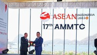 Foto: Saat penutupan, Kapolri juga menyerahkan keketuaan AMMTC dan Asean Senior Official Meeting On Transnational Crime (SOMTC) kepada Laos. Sigit mengatakan Indonesia siap mendukung Laos untuk penyelenggaraan AMMTC dan SOMTC selanjutnya. (dok. istimewa)