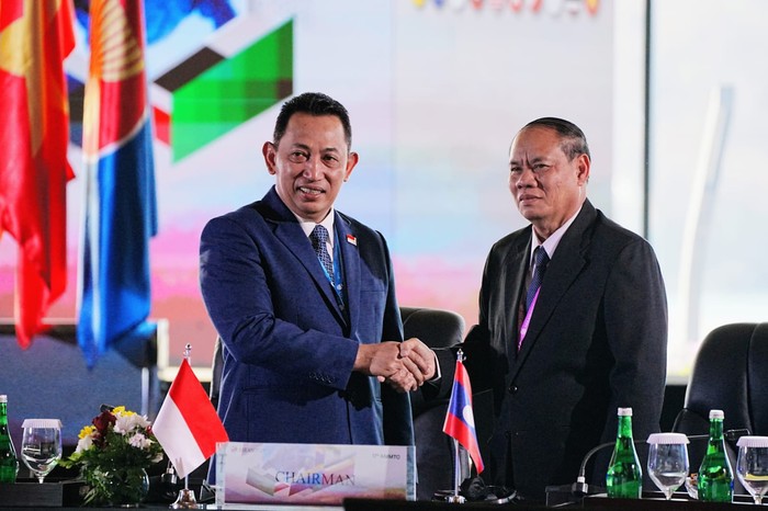 Kapolri Jenderal Listyo Sigit Prabowo menyerahkan keketuaan ASEAN Ministerial Meeting On Transnational Crime (AMMTC) dan Asean Senior Official Meeting On Transnational Crime (SOMTC) kepada Laos.