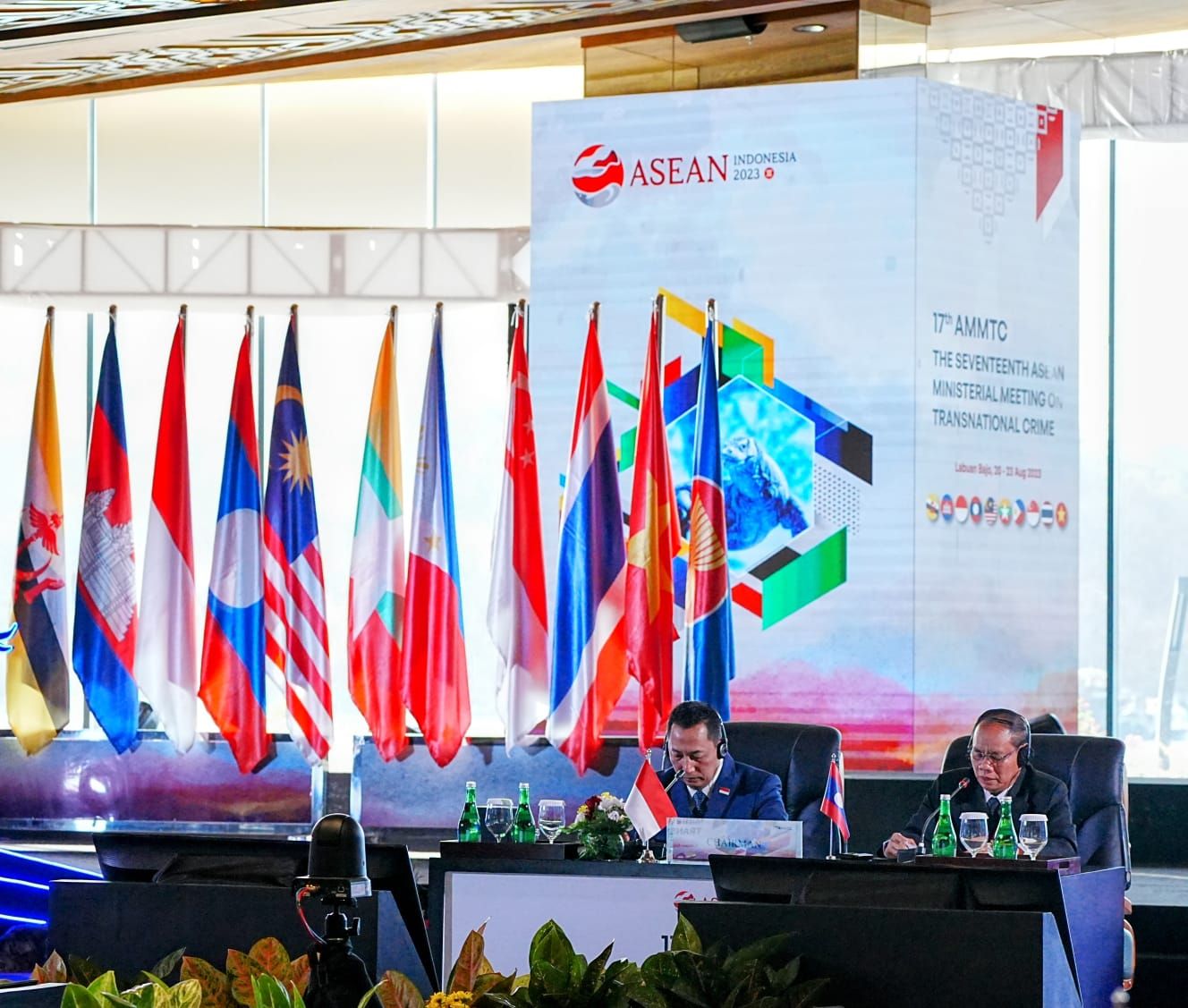 Kapolri Jenderal Listyo Sigit Prabowo menyerahkan keketuaan ASEAN Ministerial Meeting On Transnational Crime (AMMTC) dan Asean Senior Official Meeting On Transnational Crime (SOMTC) kepada Laos.