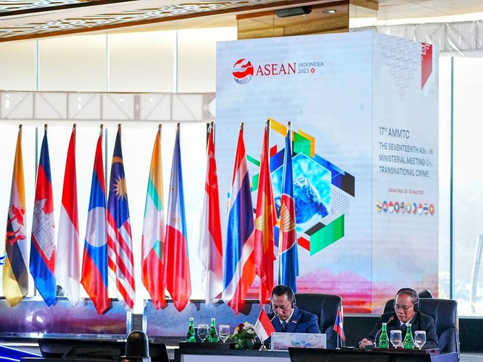 Kapolri Jenderal Listyo Sigit Prabowo menyerahkan keketuaan ASEAN Ministerial Meeting On Transnational Crime (AMMTC) dan Asean Senior Official Meeting On Transnational Crime (SOMTC) kepada Laos.