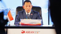 Foto: Kapolri berterima kasih dan mengapresiasi para delegasi yang bersepakat meningkatkan kolaborasi dalam mengatasi kejahatan lintas negara. Saya ingin berterima kasih kepada seluruh delegasi atas partisipasi dan keterlibatan Anda dalam pertemuan yang berfokus pada pemberantasan kejahatan lintas negara antara negara anggota ASEAN dan Negara Plus Three, kata Sigit. (dok. Polri)