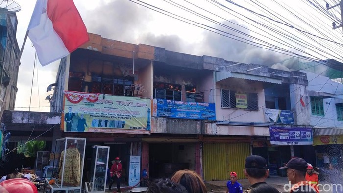 5 ruko di Jalan Prof Moh Yamin, Kota Jambi terbakar.