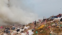 Api yang melalap gunungan sampah terus merembet dan meluas lantaran material sampah dalam kondisi kering serta angin bertiup kencang. Akibatnya api sulit untuk dipadamkan. (Foto: Whisnu Pradana/detikJabar).
