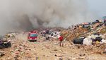 Kepulan Asap Hitam Membumbung Tinggi di TPA Sarimukti yang Terbakar