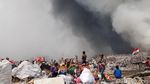 Kepulan Asap Hitam Membumbung Tinggi di TPA Sarimukti yang Terbakar