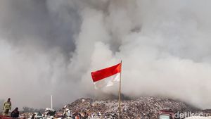 Kepulan Asap Hitam Membumbung Tinggi di TPA Sarimukti yang Terbakar