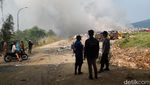 Kepulan Asap Hitam Membumbung Tinggi di TPA Sarimukti yang Terbakar
