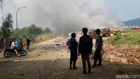 Kendala lain dalam pemadaman kebakaran itu yakni kekurangan armada untuk penyemprotan. Alhasil pihaknya meminta bantuan armada pemadam kebakaran dan kabupaten dan kota tetangga. (Foto: Whisnu Pradana/detikJabar).