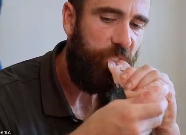 Kecanduan Makan Daging Mentah, Pria Ini Ngaku Lebih Sehat