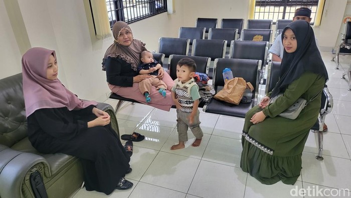 Kecewa Fatmah dan Cicah, Gagal Bertemu Suami Saat Sidang Perdana