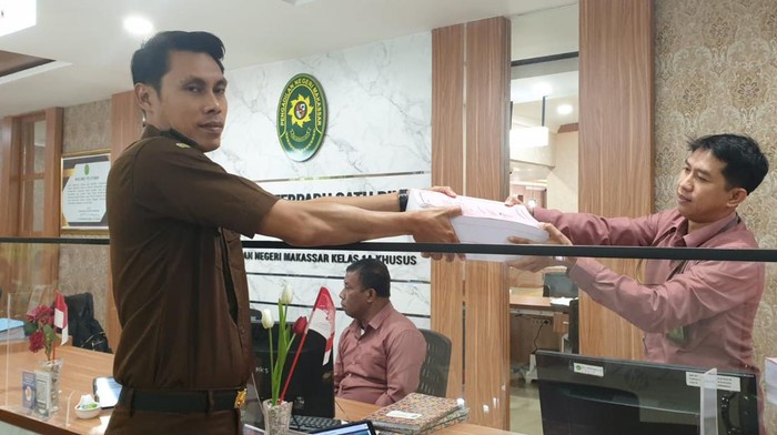 Kejati Sulsel melimpahkan perkara 3 tersangka korupsi PDAM Makassar ke pengadilan.