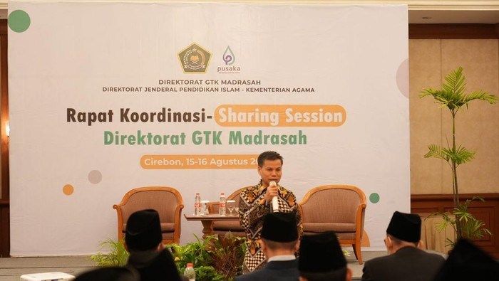 Direktur GTK Madrasah sedang memberikan pembinaan kepada guru-guru Al-Zaytun di Cirebon, Jawa Barat.