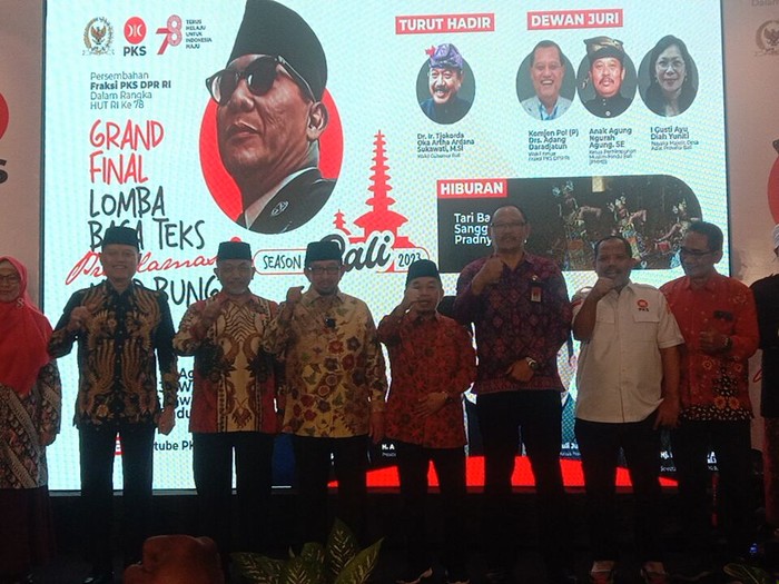 Ketua Fraksi PKSI DPR RI Jazuli Juwaini (empat dari kiri) bersama Presiden PKS Ahmad Syaikhu (tiga dari kiri) dalam acara Grand Final Lomba Baca Teks Proklamasi Bung Karno di Badung, Selasa (22/8/2023). (Rizki Setyo Samudero)