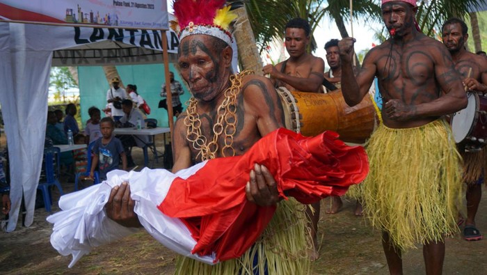 Khidmat Pengibaran Merah Putih di Tapal Batas RI-Palau Pelajar mengibarkan dan membentangkan bendera Merah Putih di pulau terluar Pantai Kepulauan Fani Kabupaten Raja Ampat, Papua Barat Daya, Senin (21/8/2023). Pemerintah Provinsi Papua Barat Daya mengajak warga untuk turut mejaga kedaulatan dan mencintai NKRI di wilayah perbatasan tapal batas NKRI dengan negara Palau. ANTARA FOTO/Olha Mulalinda/tom.