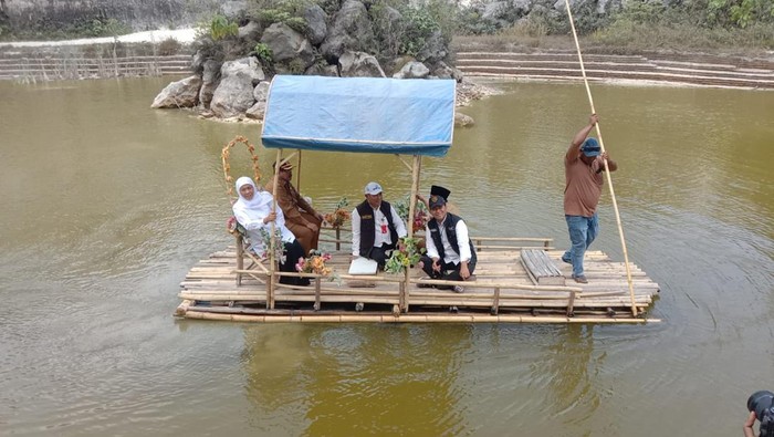 Khofifah mencoba perahu getek di wisata bukit Jaddih Bangkalan