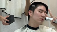 Lewat unggahan Instagram Story, setiap sisi kepala Kihyun yang sudah dicukur nyaris habis diunggah I.M. (Foto: dok. Instagram @imnameim)