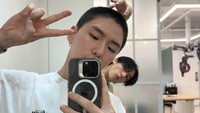 Kihyun berpose dengan I.M. (Foto: dok. Instagram @yookihhh)