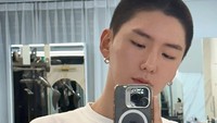 Lalu Kihyun mengunggah foto selfie-nya di cermin setelah proses potong rambut tuntas. (Foto: dok. Instagram @yookihhh)