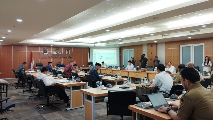 Komisi D DPRD DKI Jakarta rapat dengan Pemprov DKI.