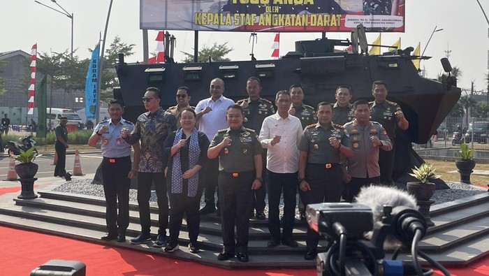 KSAD Jenderal Dudung resmikan monumen Panser Anoa di PIK 2 (Silvia/detikcom)
