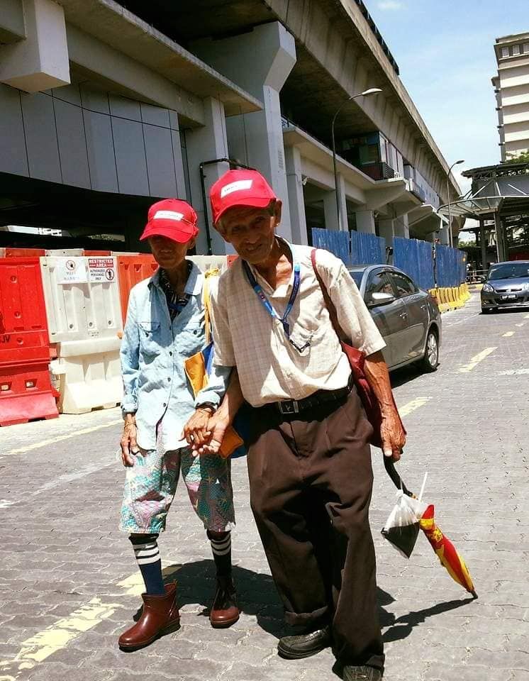 Lansia kumpulin sisa makanan
