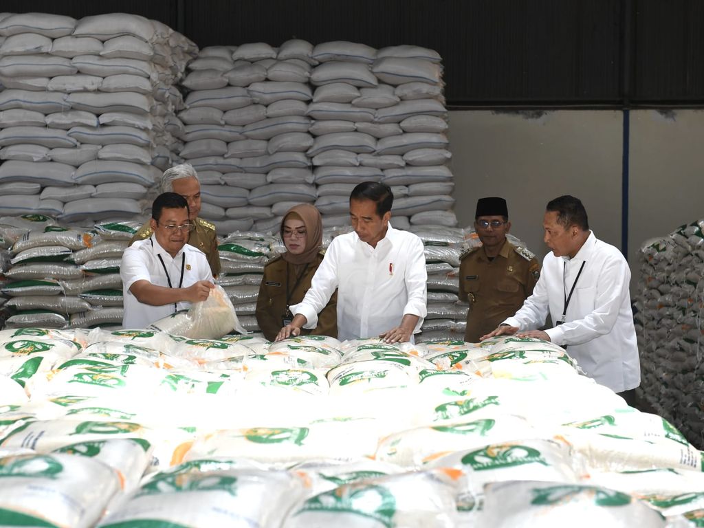 Launching penyaluran Cadangan Beras Pemerintah untuk bantuan pangan tahun 2023 di  Perum Bulog Pusat Distribusi Ngabeyan, Kabupaten Sukoharjo, Provinsi Jawa Tengah, pada Senin (10/04/2023), (Dok. Humas Bapanas)