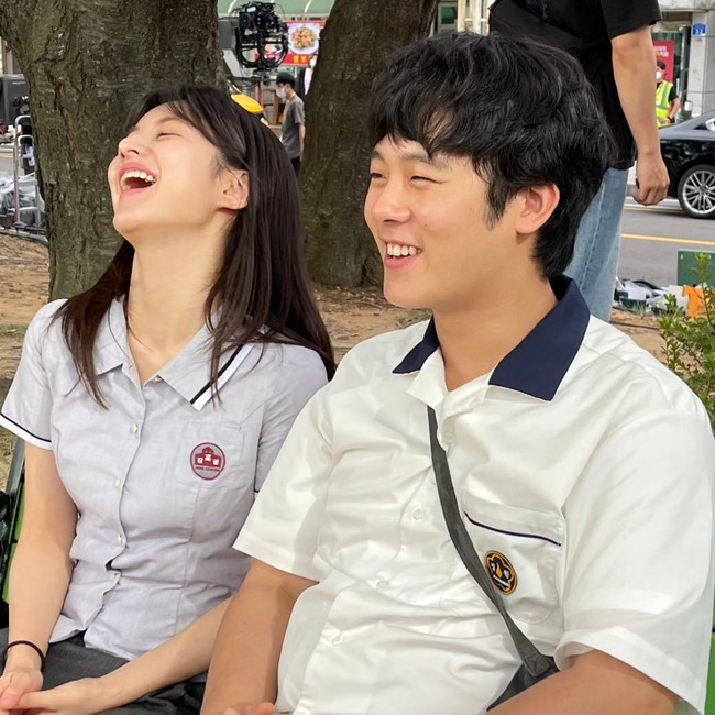 Pasangan kedua dari drama Korea Moving, Lee Jung Ha dan Go Yoon Jung tidak kalah romantis. Penonton dibuat baper melihat chemistry mereka di bangku SMA. Foto: Instagram @jungha.km