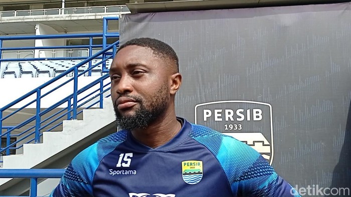 Levy Madinda, pemain Persib Bandung.