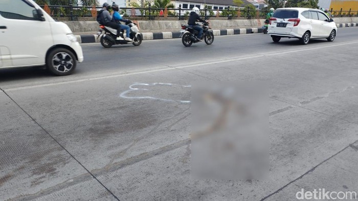Lokasi remaja tewas diduga jadi korban tabrak lari di Flyover Purwosari, Solo, Selasa (22/8/2023).