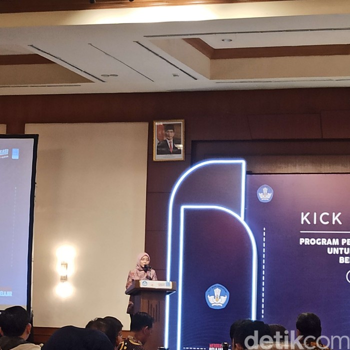 Dosen Teknik Kimia Politeknik Negeri Sriwijaya (Polsri), Martha Aznury, ciptakan inovasi pupuk organik cair untuk petani