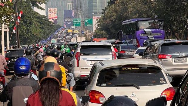 Macet imbas perbaikan jalan di dekat lampu merah Ragunan pagi tadi. (Dok pribadi Sarah Hasrial)