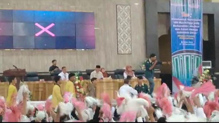 Mahasiswa UIN Bukittinggi saat menolak Gubernur Sumbar Mahyeldi. (Foto: Tangkapan layar)