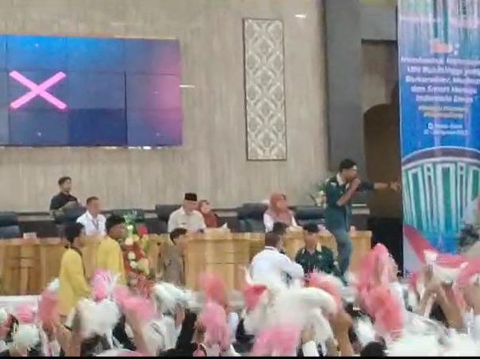 Mahasiswa UIN Bukittinggi saat menolak Gubernur Sumbar Mahyeldi. (Foto: Tangkapan layar) Mahasiswa UIN Bukittinggi saat menolak Gubernur Sumbar Mahyeldi. (Foto: Tangkapan layar)