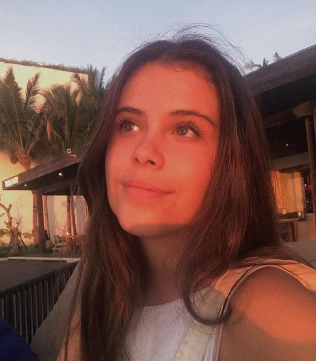 Adik tiri Eva Celia itu lahir pada 2005 dan tahun ini akan berusia 18 tahun. Manuella Aziza tampak semakin cantik saat beranjak dewasa. Foto: Instagram @sophia_latjuba88, @manuellaaziza