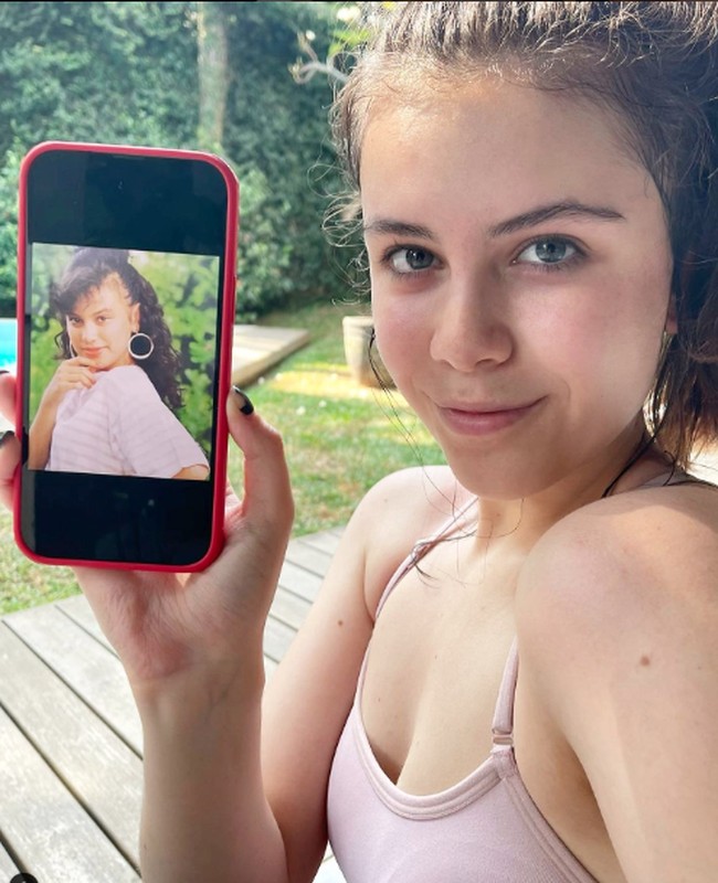 Wajah Manuella Aziza mirip dengan Sophia Latjuba dengan kecantikan yang seperti tak lekang zaman. “Manuella at 17 doing Mom when she was 17,” tulis Sophia Latjuba di Instagram. Foto: Instagram @sophia_latjuba88