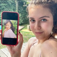 Wajah Manuella Aziza mirip dengan Sophia Latjuba dengan kecantikan yang seperti tak lekang zaman. “Manuella at 17 doing Mom when she was 17,” tulis Sophia Latjuba di Instagram. Foto: Instagram @sophia_latjuba88