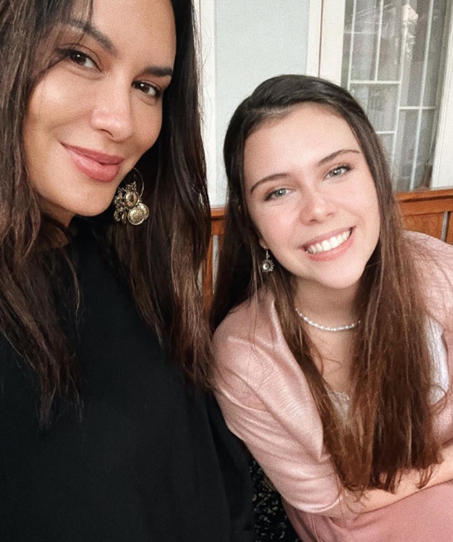 Banyak netizen yang juga memuji kecantikan Manuella Aziza. “Mirip sama-sama bule bgt mukanya dan cantik,” komentar akun Instagram @aml**. Foto: Instagram @sophia_latjuba88