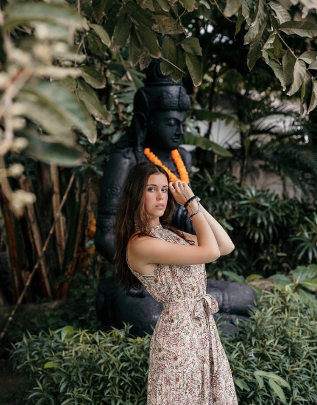 Tahun ini Manuella Aziza akan berusia 18 tahun pada September mendatang. Namun tampaknya ia belum mengikuti jejak sang ibunda turun ke industri entertainment. Foto: Instagram @manuellaaziza