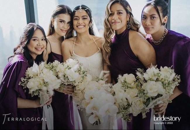 Manuella Aziza bahkan juga mendampingi Eva Celia saat menikah dengan Demas Narawangsa. Mereka sering terlihat akur di media sosial. Foto: dok. Bride Story