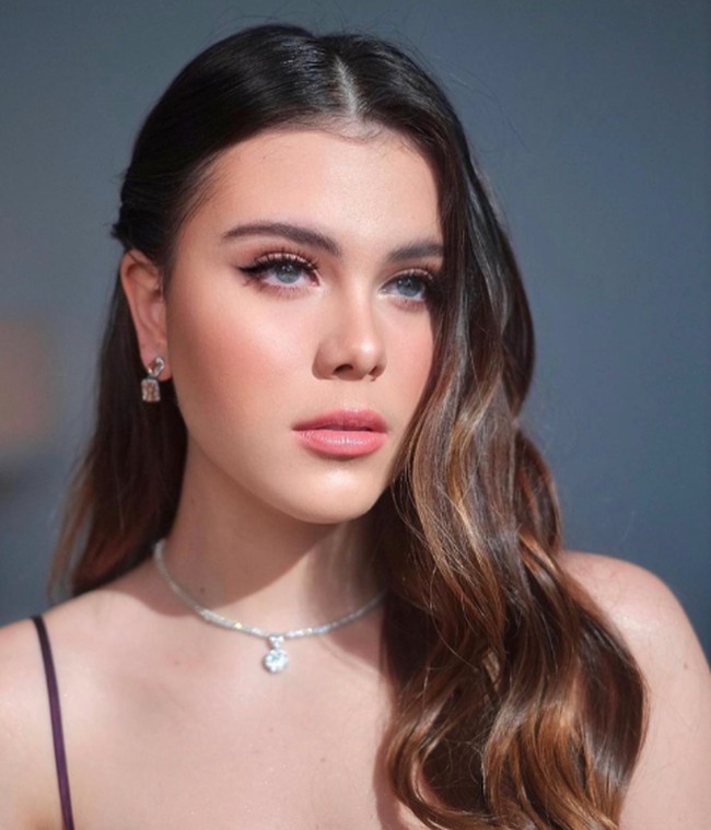 Manuella Natasha Aziza Villarreal merupakan putri dari Sophia Latjuba dan pria asal Amerika Serikat, Michael A. Villarreal. Sophia Latjuba menikah dengan Michael pada 2005 setelah 12 tahun bercerai dari Indra Lesmana. Foto: Instagram @sophia_latjuba88 