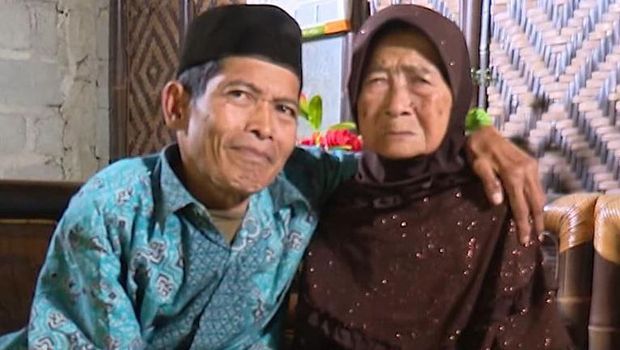 Suryono, perajin bambu yang alami disabilitas bersama ibunda.