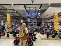Pengunjung Transmart Full Day Sale Beli Sepeda Listrik-HP: Murah!