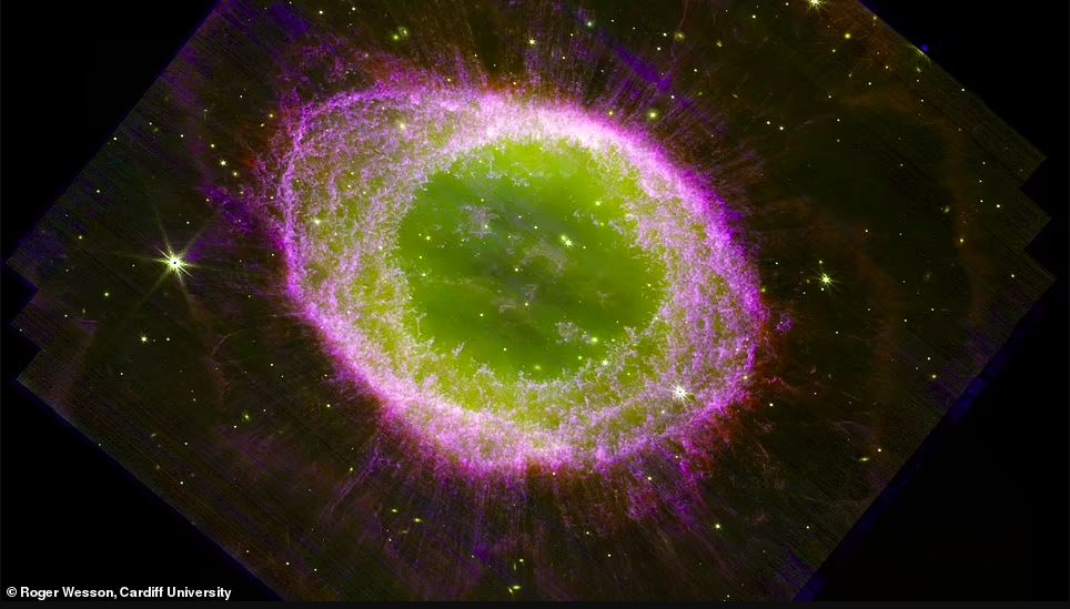Foto dari Nebula Cincin yang ikonik memberikan gambaran sekilas tentang seperti apa Matahari kita saat mati nanti. Foto ini diambil oleh instrumen NIRCam Webb.