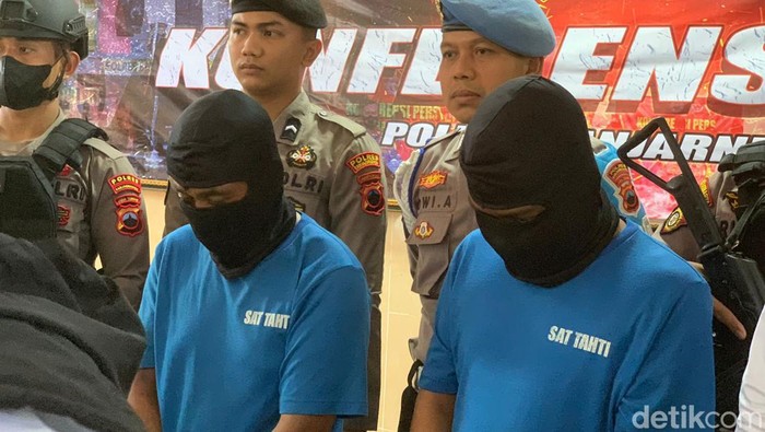 Tersangka Budi Santoso alias bodrex (kanan), tangan kanan pelaku pembunuhan berantai Slamet Tohari.