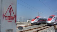 Eva mengungkapkan pemeriksaan kereta cepat dilakukan dari semua sisi secara berkala. Kata dia, perawatan reguler terhadap kereta cepat dilakukan tiap 2 hari sekali setelah jam operasional usai.