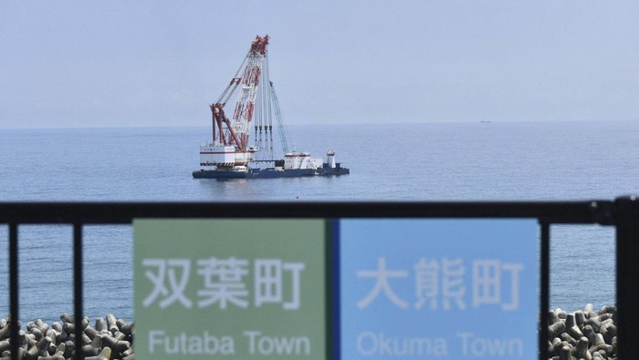 Melihat Penyimpanan Air Terkontaminasi Radiasi Nuklir di Fukushima Daiichi A crane ship is seen near the discharge outlet meant to release Advanced Liquid Processing System (ALPS) treated water into the sea off the tsunami-crippled Fukushima Daiichi nuclear power plant in Okuma town, Fukushima prefecture, Japan August 22, 2023, in this photo taken by Kyodo. Mandatory credit Kyodo via REUTERS ATTENTION EDITORS - THIS IMAGE WAS PROVIDED BY A THIRD PARTY. MANDATORY CREDIT. JAPAN OUT. NO COMMERCIAL OR EDITORIAL SALES IN JAPAN
