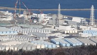 Pemandangan udara menunjukkan tangki penyimpanan air yang terkontaminasi radiasi nuklir di pembangkit listrik tenaga nuklir Fukushima Daiichi yang lumpuh karena tsunami di kota Okuma, prefektur Fukushima, Jepang, Selasa (22/8/2023).