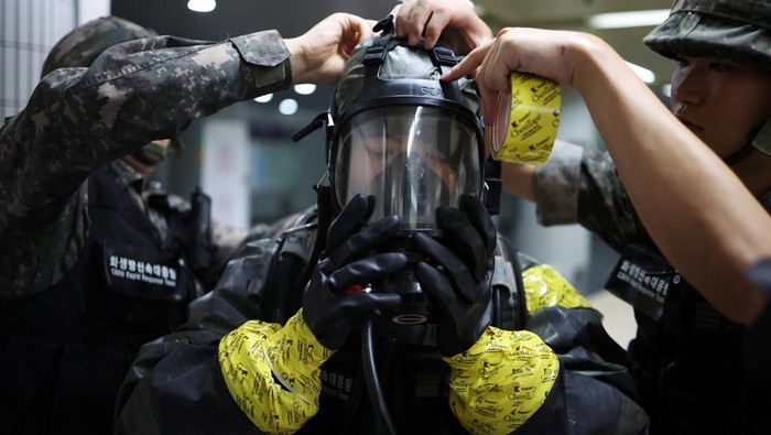 Militer Korsel Gelar Latihan Anti Teror di Stasiun Bawah Tanah South Korean soldiers take part in an anti-terror drill as part of the annual Ulchi Freedom Shield joint military exercise between South Korea and U.S., at a subway station in Seoul, South Korea, August 22, 2023. REUTERS/Kim Hong-Ji