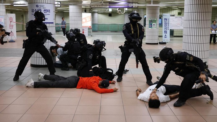 South Korean soldiers take part in an anti-terror drill as part of the annual Ulchi Freedom Shield joint military exercise between South Korea and U.S., at a subway station in Seoul, South Korea, August 22, 2023.    REUTERS/Kim Hong-Ji