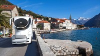 Recreational vehicle Elemen Palazzo Superior dari Marchi Mobile (RV) ini dibilang mirip pesawat luar angkasa dan pasti menyita perhatian saat melaju di jalan raya.